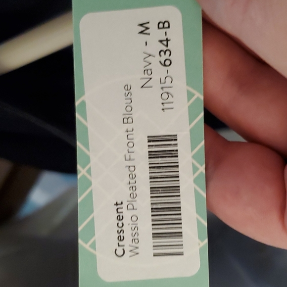 NWT Crescent Wassio pleated front navy split neck blouse, size medium - Picture 8 of 8